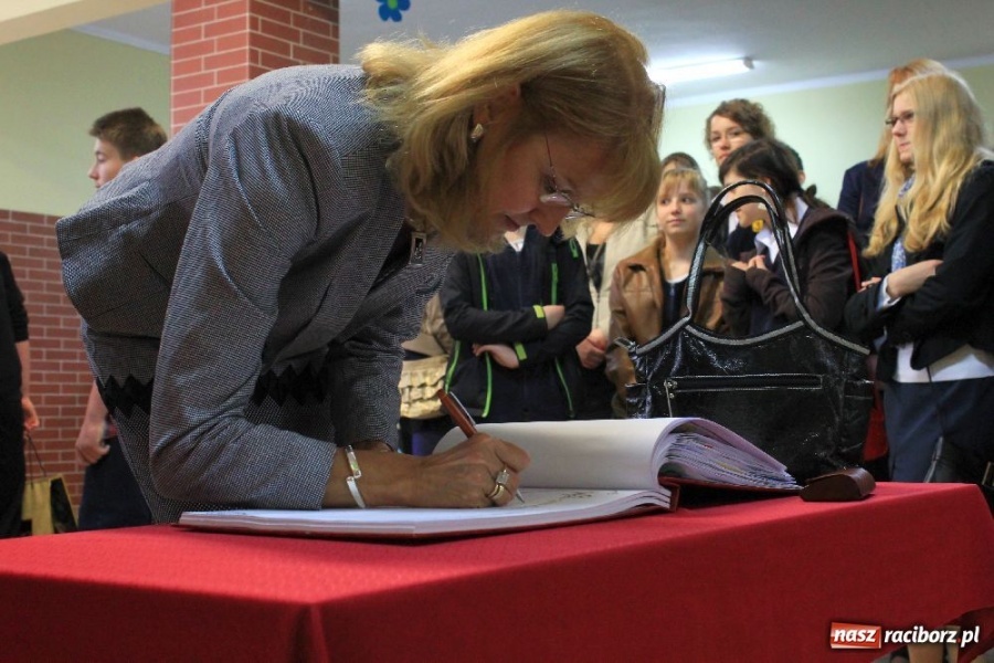 Zdjęcie w galerii na portalu naszraciborz.pl: Uroczyste nadanie sztandarów SP 18 i G 3 wiadomości z regionu