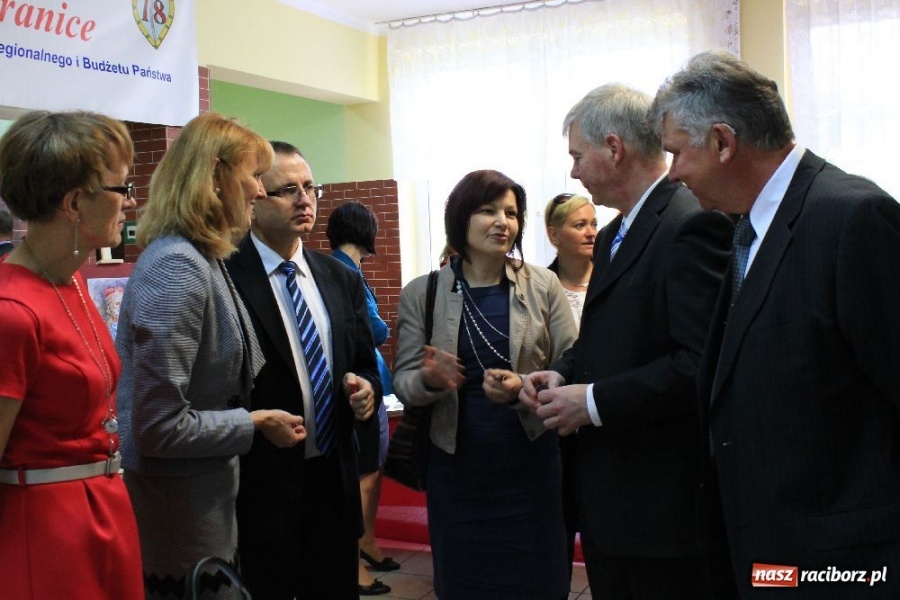 Zdjęcie w galerii na portalu naszraciborz.pl: Uroczyste nadanie sztandarów SP 18 i G 3 wiadomości z regionu