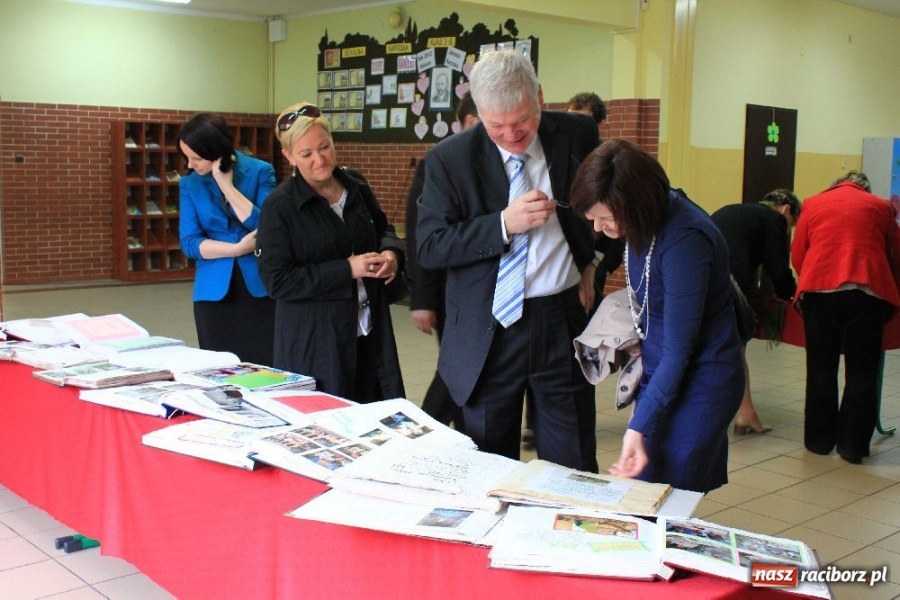 Zdjęcie w galerii na portalu naszraciborz.pl: Uroczyste nadanie sztandarów SP 18 i G 3 wiadomości z regionu