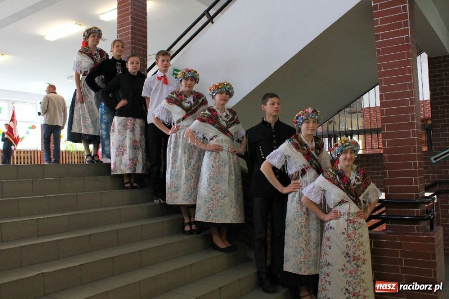 Zdjęcie w galerii na portalu naszraciborz.pl: Uroczyste nadanie sztandarów SP 18 i G 3 wiadomości z regionu