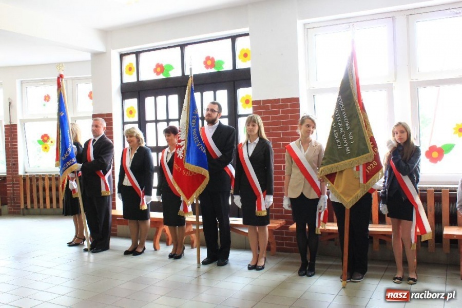 Zdjęcie w galerii na portalu naszraciborz.pl: Uroczyste nadanie sztandarów SP 18 i G 3 wiadomości z regionu