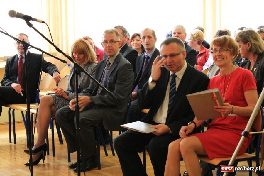 Zdjęcie w galerii na portalu naszraciborz.pl: Uroczyste nadanie sztandarów SP 18 i G 3 wiadomości z regionu