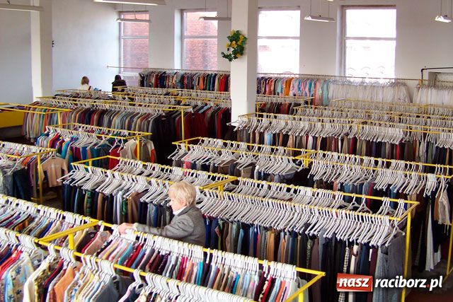 Zdjęcie w galerii na portalu naszraciborz.pl: Tania odzież na Bosackiej wiadomości z regionu