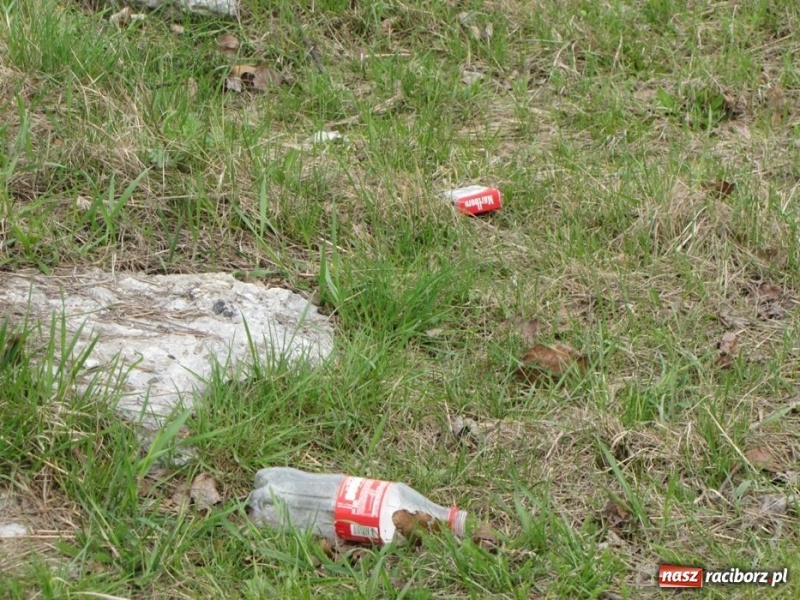 Zdjęcie w galerii na portalu naszraciborz.pl: Żwirownia tonie w śmieciach wiadomości z regionu