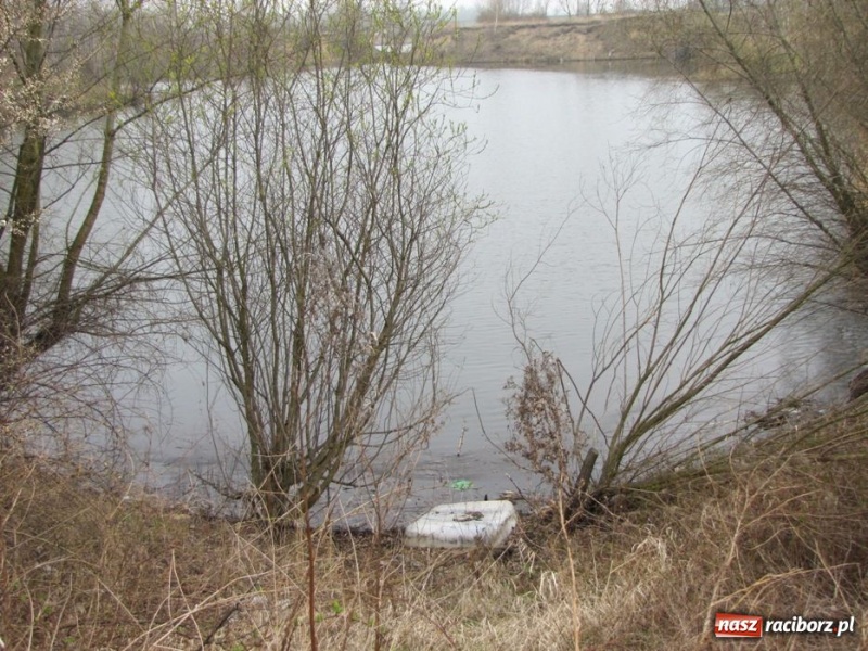 Zdjęcie w galerii na portalu naszraciborz.pl: Żwirownia tonie w śmieciach wiadomości z regionu
