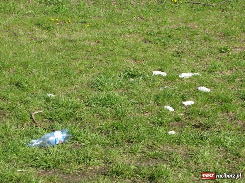 Zdjęcie w galerii na portalu naszraciborz.pl: Żwirownia tonie w śmieciach wiadomości z regionu