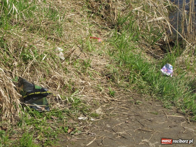Zdjęcie w galerii na portalu naszraciborz.pl: Żwirownia tonie w śmieciach wiadomości z regionu