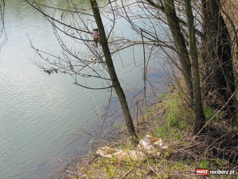 Zdjęcie w galerii na portalu naszraciborz.pl: Żwirownia tonie w śmieciach wiadomości z regionu