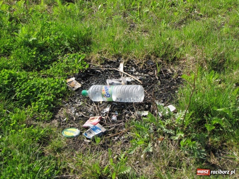 Zdjęcie w galerii na portalu naszraciborz.pl: Żwirownia tonie w śmieciach wiadomości z regionu