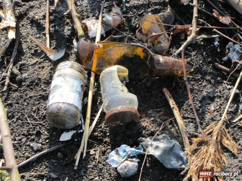 Zdjęcie w galerii na portalu naszraciborz.pl: Żwirownia tonie w śmieciach wiadomości z regionu