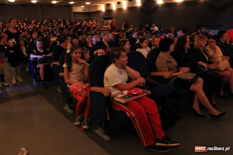 Zdjęcie w galerii na portalu naszraciborz.pl: W Strzesze kibicowali śpiewająco wiadomości z regionu
