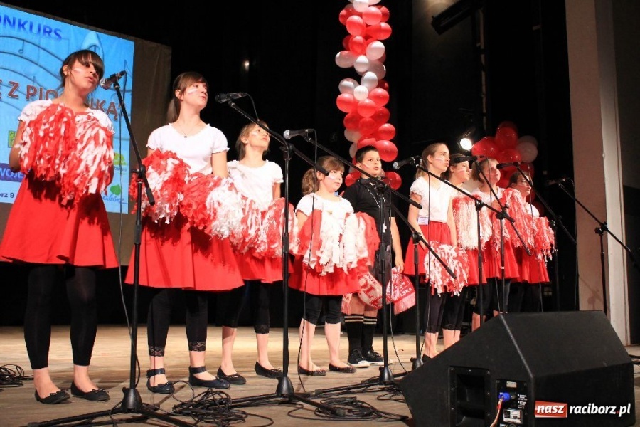 Zdjęcie w galerii na portalu naszraciborz.pl: W Strzesze kibicowali śpiewająco wiadomości z regionu