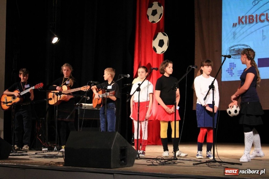 Zdjęcie w galerii na portalu naszraciborz.pl: W Strzesze kibicowali śpiewająco wiadomości z regionu