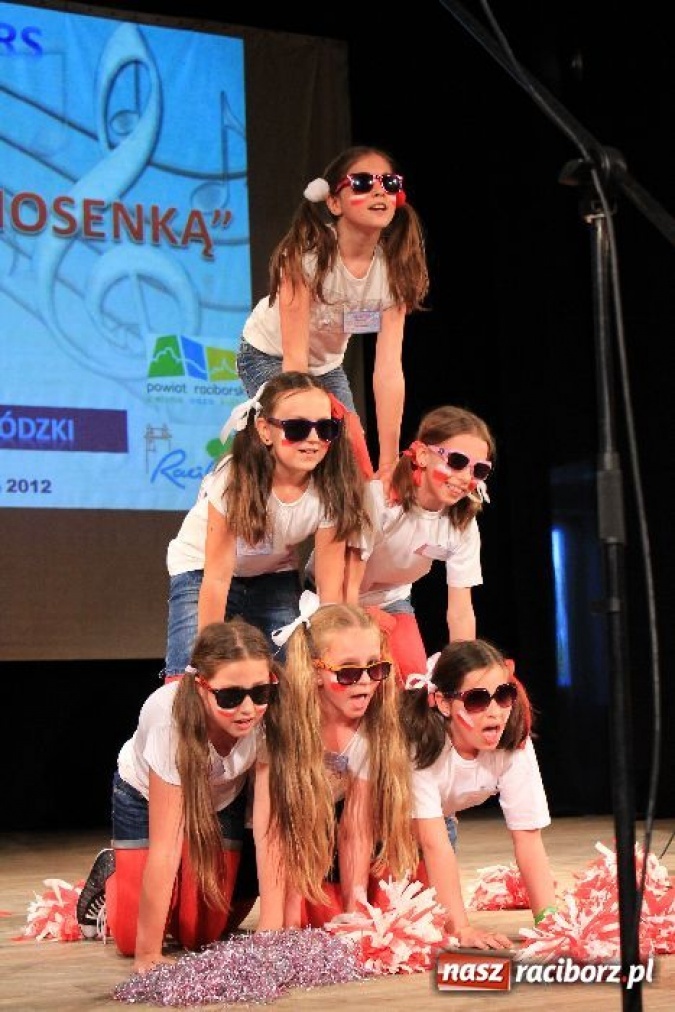 Zdjęcie w galerii na portalu naszraciborz.pl: W Strzesze kibicowali śpiewająco wiadomości z regionu