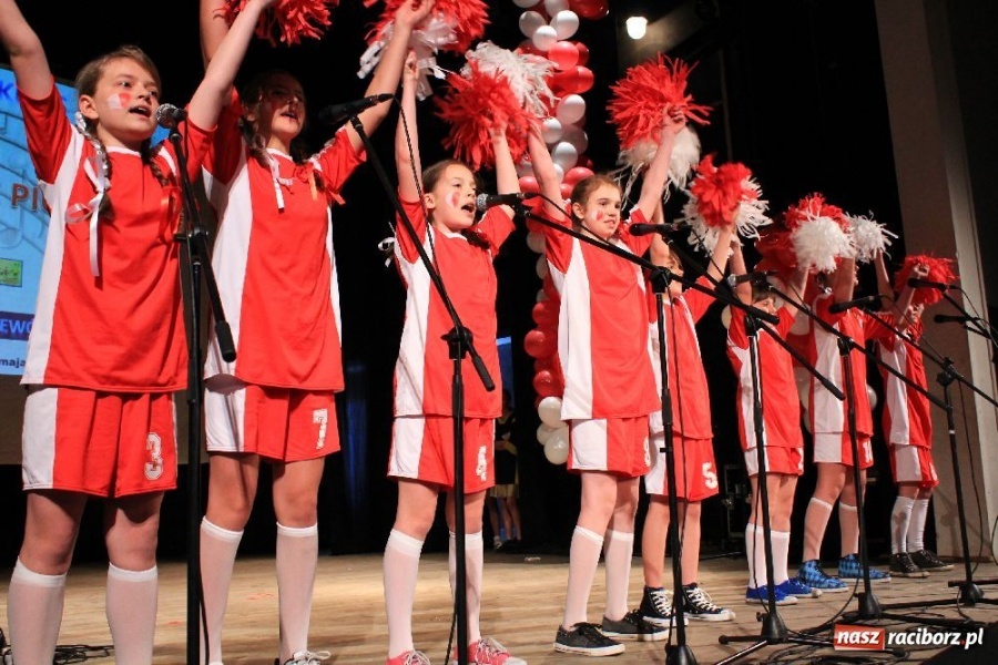 Zdjęcie w galerii na portalu naszraciborz.pl: W Strzesze kibicowali śpiewająco wiadomości z regionu