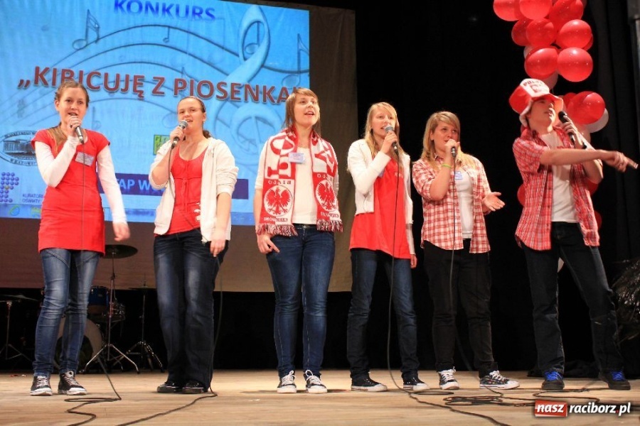 Zdjęcie w galerii na portalu naszraciborz.pl: W Strzesze kibicowali śpiewająco wiadomości z regionu