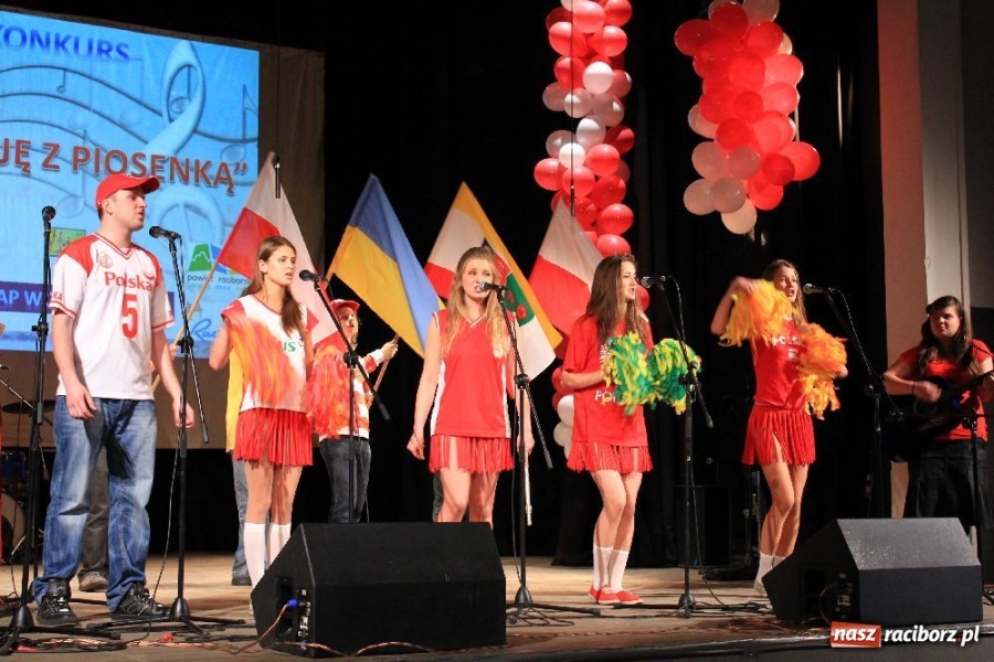 Zdjęcie w galerii na portalu naszraciborz.pl: W Strzesze kibicowali śpiewająco wiadomości z regionu