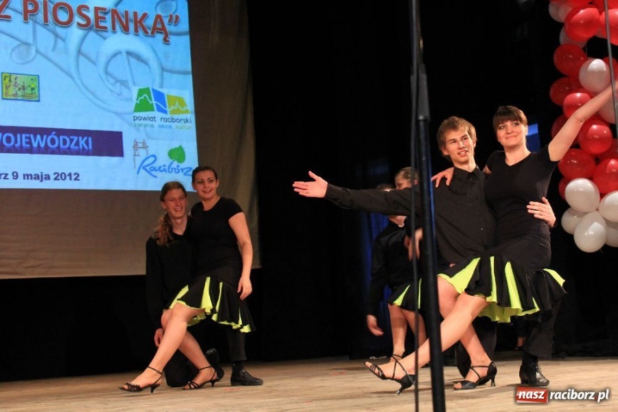 Zdjęcie w galerii na portalu naszraciborz.pl: W Strzesze kibicowali śpiewająco wiadomości z regionu