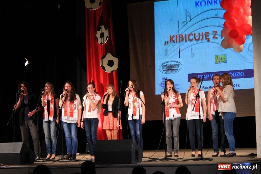 Zdjęcie w galerii na portalu naszraciborz.pl: W Strzesze kibicowali śpiewająco wiadomości z regionu
