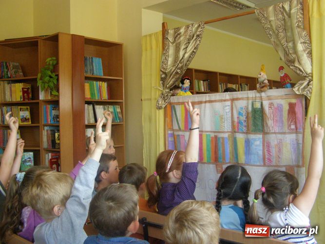 Zdjęcie w galerii na portalu naszraciborz.pl: Książka lekarstwem na nudę wiadomości z regionu