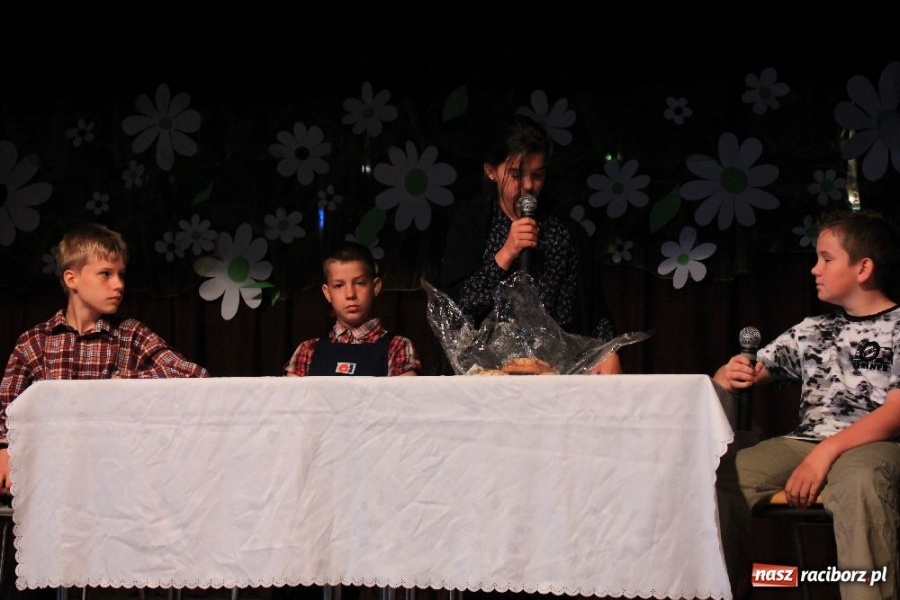 Zdjęcie w galerii na portalu naszraciborz.pl: Kozy i barany na scenie w Krzanowicach wiadomości z regionu