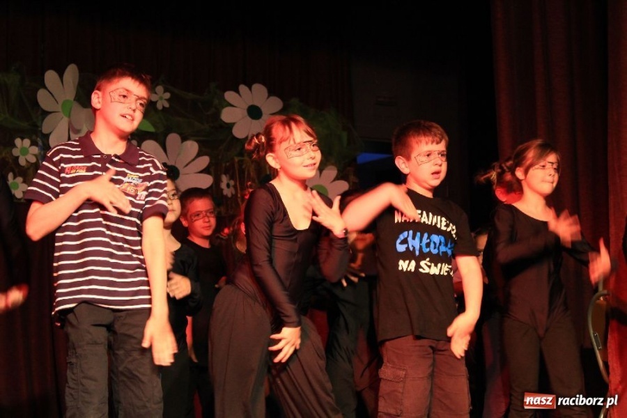 Zdjęcie w galerii na portalu naszraciborz.pl: Kozy i barany na scenie w Krzanowicach wiadomości z regionu