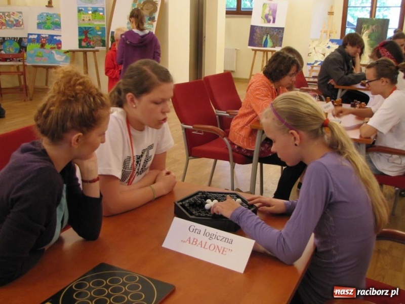 Zdjęcie w galerii na portalu naszraciborz.pl: Ułożył kostkę Rubika jedną ręką wiadomości z regionu