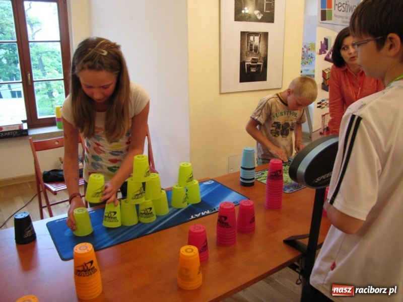 Zdjęcie w galerii na portalu naszraciborz.pl: Ułożył kostkę Rubika jedną ręką wiadomości z regionu