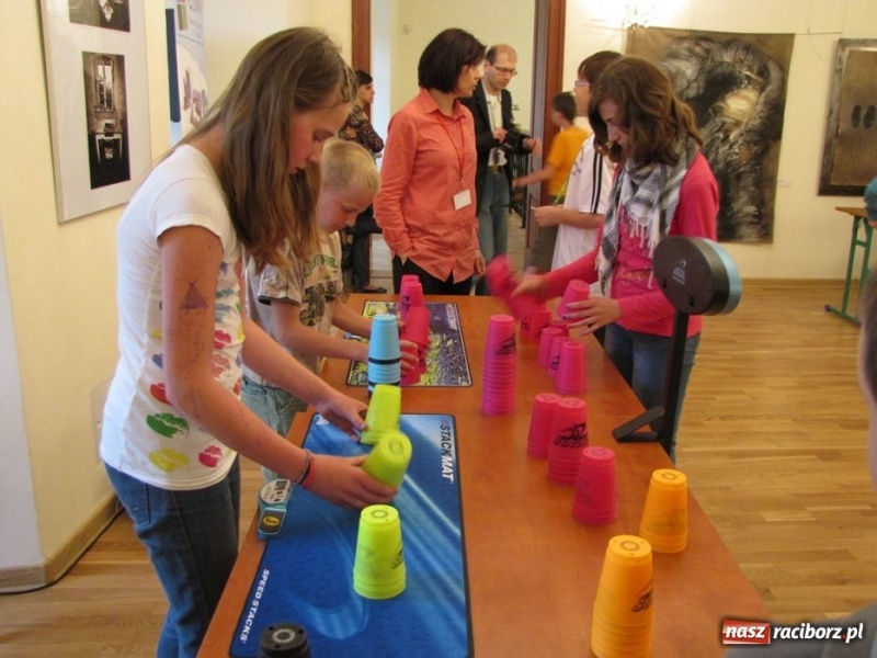 Zdjęcie w galerii na portalu naszraciborz.pl: Ułożył kostkę Rubika jedną ręką wiadomości z regionu