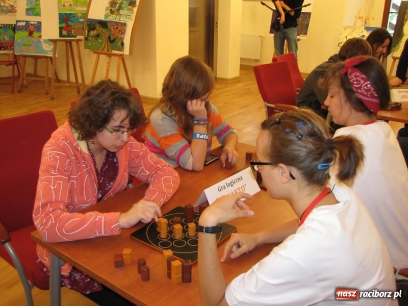 Zdjęcie w galerii na portalu naszraciborz.pl: Ułożył kostkę Rubika jedną ręką wiadomości z regionu