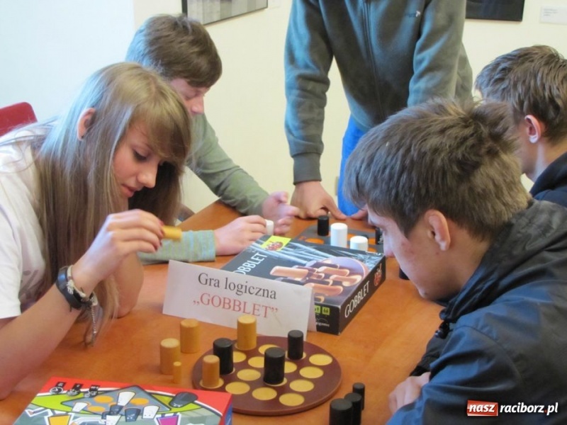 Zdjęcie w galerii na portalu naszraciborz.pl: Ułożył kostkę Rubika jedną ręką wiadomości z regionu