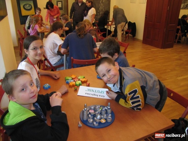 Zdjęcie w galerii na portalu naszraciborz.pl: Ułożył kostkę Rubika jedną ręką wiadomości z regionu