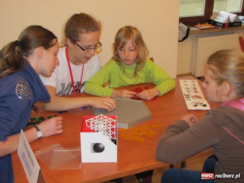 Zdjęcie w galerii na portalu naszraciborz.pl: Ułożył kostkę Rubika jedną ręką wiadomości z regionu