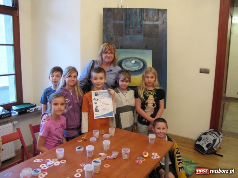 Zdjęcie w galerii na portalu naszraciborz.pl: Ułożył kostkę Rubika jedną ręką wiadomości z regionu