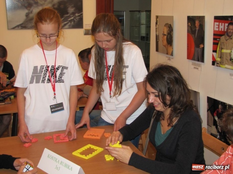Zdjęcie w galerii na portalu naszraciborz.pl: Ułożył kostkę Rubika jedną ręką wiadomości z regionu