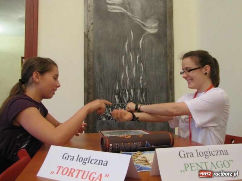 Zdjęcie w galerii na portalu naszraciborz.pl: Ułożył kostkę Rubika jedną ręką wiadomości z regionu