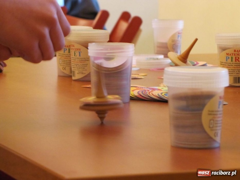 Zdjęcie w galerii na portalu naszraciborz.pl: Ułożył kostkę Rubika jedną ręką wiadomości z regionu