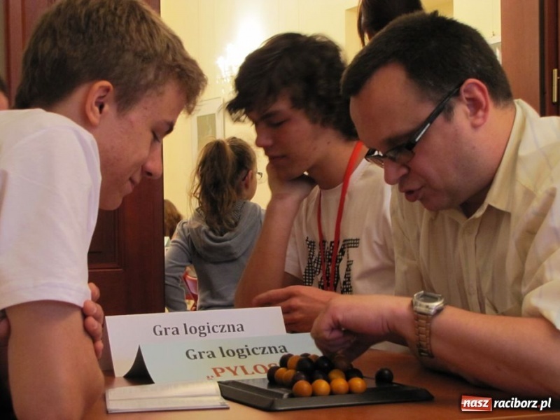 Zdjęcie w galerii na portalu naszraciborz.pl: Ułożył kostkę Rubika jedną ręką wiadomości z regionu