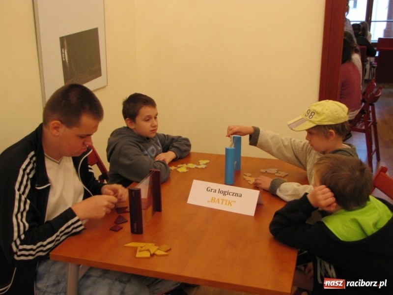 Zdjęcie w galerii na portalu naszraciborz.pl: Ułożył kostkę Rubika jedną ręką wiadomości z regionu