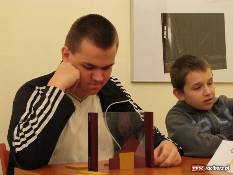 Zdjęcie w galerii na portalu naszraciborz.pl: Ułożył kostkę Rubika jedną ręką wiadomości z regionu