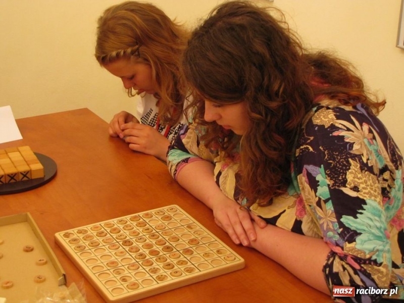 Zdjęcie w galerii na portalu naszraciborz.pl: Ułożył kostkę Rubika jedną ręką wiadomości z regionu