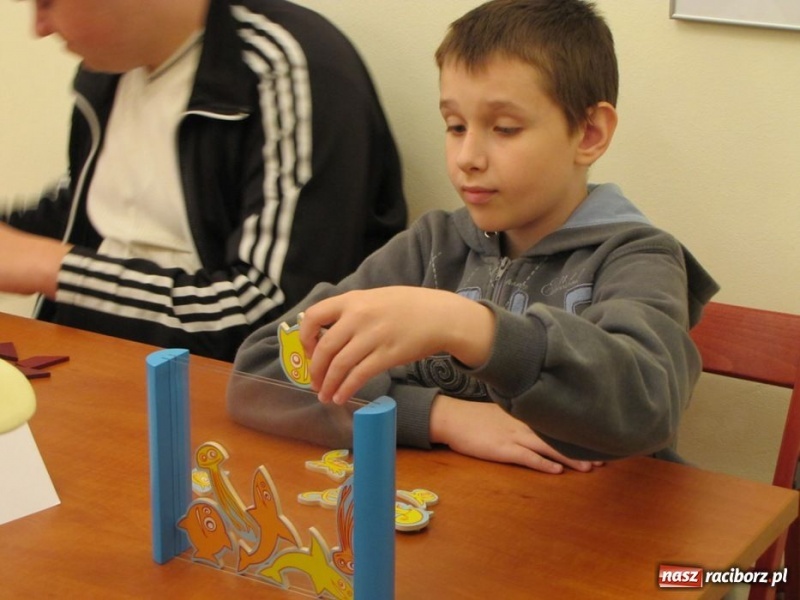Zdjęcie w galerii na portalu naszraciborz.pl: Ułożył kostkę Rubika jedną ręką wiadomości z regionu