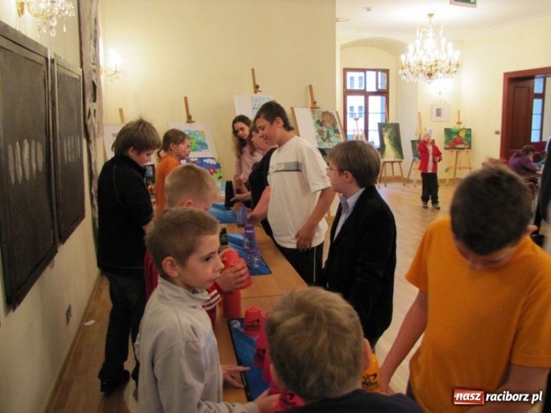 Zdjęcie w galerii na portalu naszraciborz.pl: Ułożył kostkę Rubika jedną ręką wiadomości z regionu