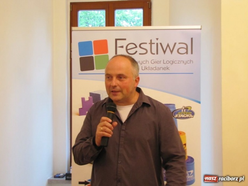 Zdjęcie w galerii na portalu naszraciborz.pl: Ułożył kostkę Rubika jedną ręką wiadomości z regionu