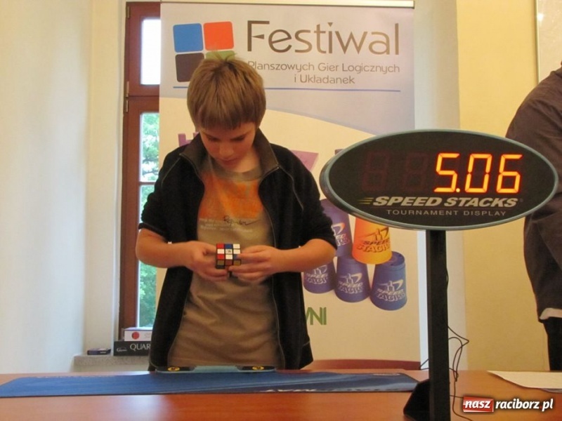 Zdjęcie w galerii na portalu naszraciborz.pl: Ułożył kostkę Rubika jedną ręką wiadomości z regionu