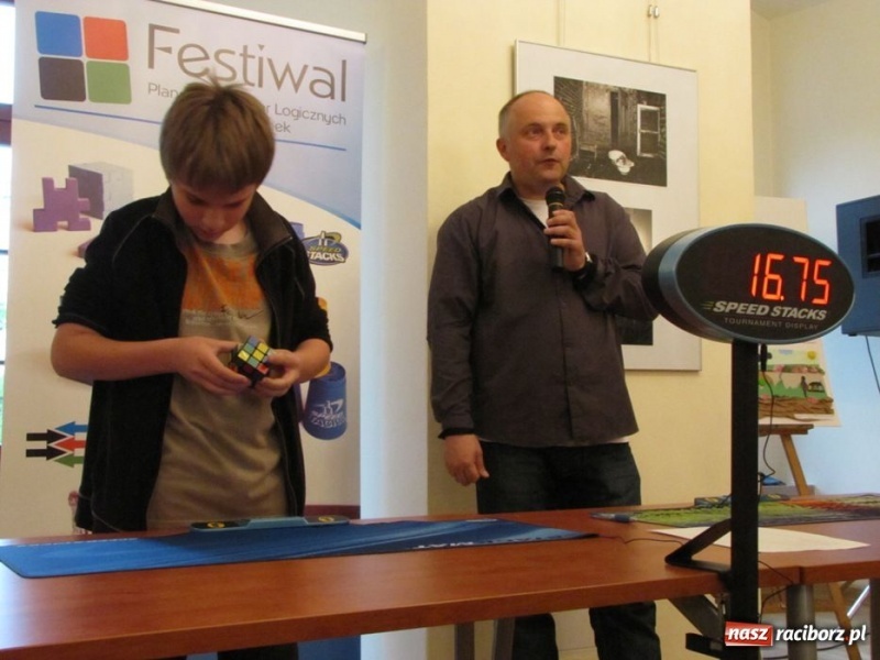 Zdjęcie w galerii na portalu naszraciborz.pl: Ułożył kostkę Rubika jedną ręką wiadomości z regionu