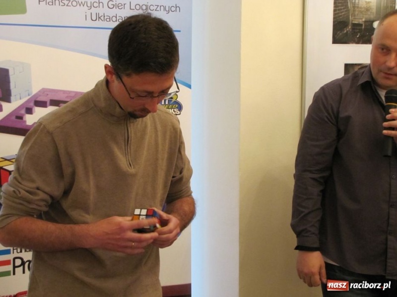 Zdjęcie w galerii na portalu naszraciborz.pl: Ułożył kostkę Rubika jedną ręką wiadomości z regionu