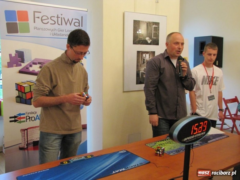 Zdjęcie w galerii na portalu naszraciborz.pl: Ułożył kostkę Rubika jedną ręką wiadomości z regionu