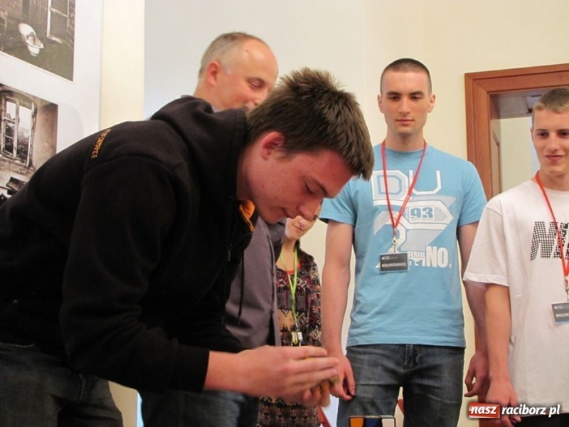 Zdjęcie w galerii na portalu naszraciborz.pl: Ułożył kostkę Rubika jedną ręką wiadomości z regionu