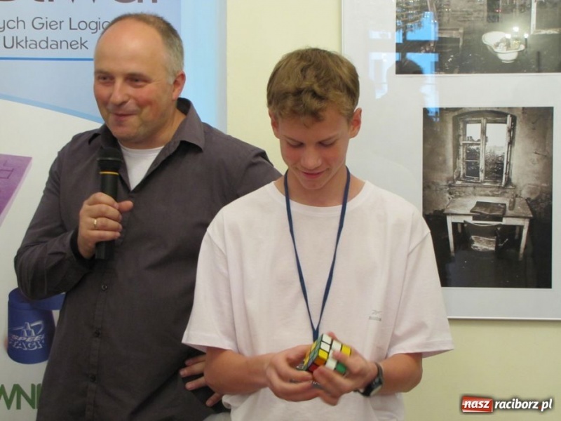Zdjęcie w galerii na portalu naszraciborz.pl: Ułożył kostkę Rubika jedną ręką wiadomości z regionu